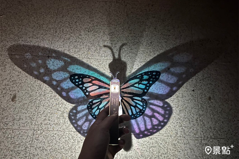 以在台灣、日本之間遷徙的青斑蝶為造型，輕輕晃動，「逐光蝶影小提燈」就會優雅地拍動 翅膀，與投射出的彩蝶光影相偕而行。