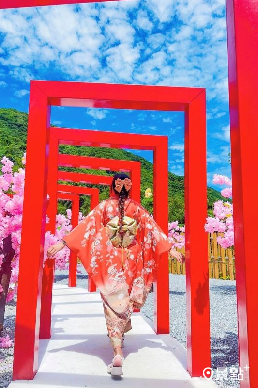 日式造景與山、藍天同框，搭配和服更是增添了日式氛圍。（圖／s4752147，以下同）