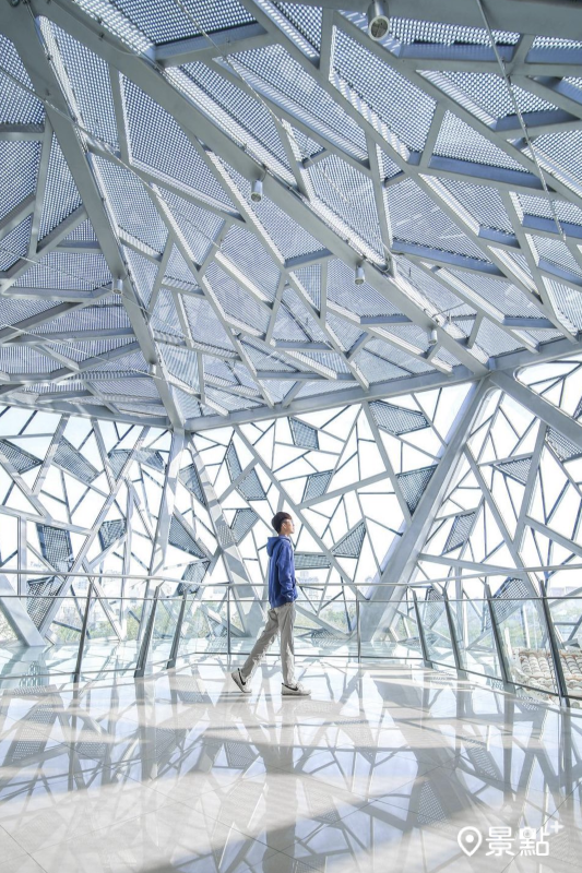 台江文化中心玻璃建築搭配光影非常好拍。（圖／qiuung）
