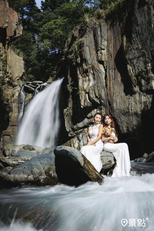 夢谷瀑布水量豐沛，搭配周圍岩石、山壁，非常適合拍攝風格美照。（圖／apple690523，以下同）