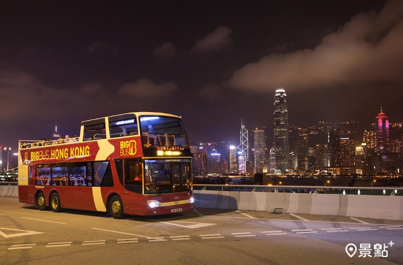 敞開車頂的雙層巴士帶著旅人遊歷香港最美夜景與道地街景。