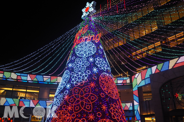 圖為2018「愛‧Sharing」米蘭風聖誕樹。 ( 圖／景點+ 張盈盈）