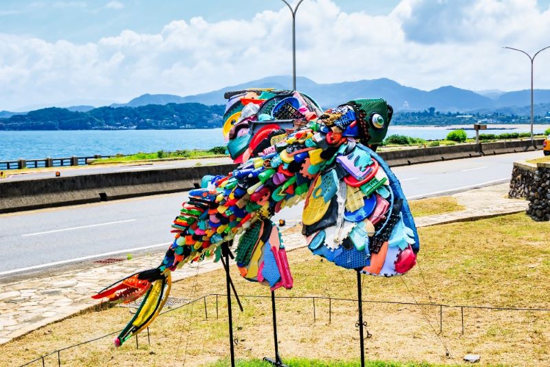 跳石瞭望平台對面作品－淀川技術〈台湾の飛魚〉。（圖／福爾摩沙北海岸藝術季）