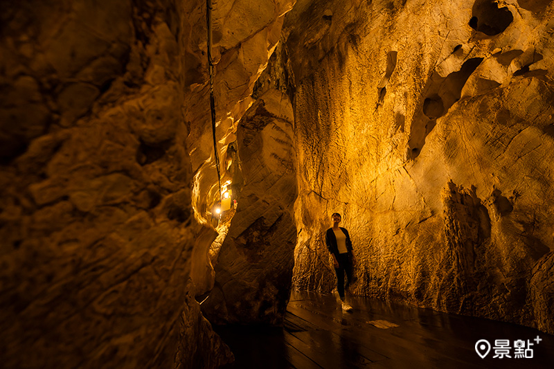 帝釋峽內唯一能進入參觀的鐘乳石洞「白雲洞」，彷彿置身於大自然的藝廊之中。