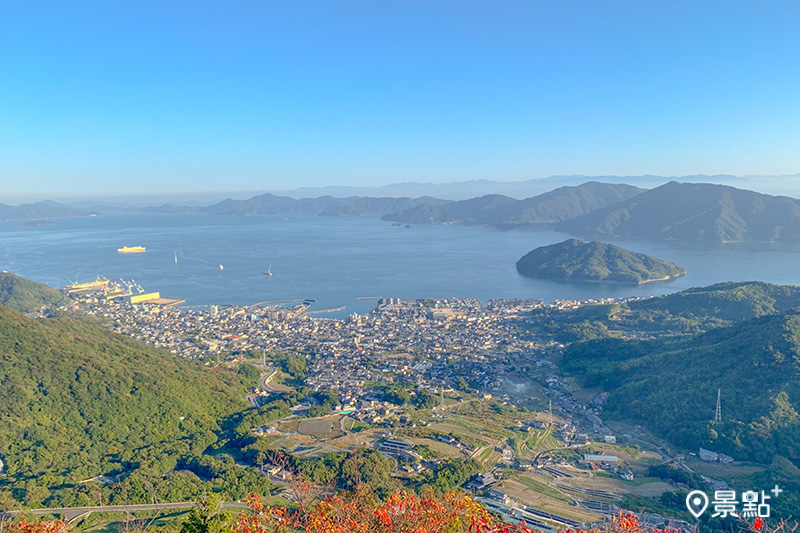 野呂山的山谷間有了紅黃楓葉的點綴，搭配上瀨戶內海的多島之美，更加美麗動人。