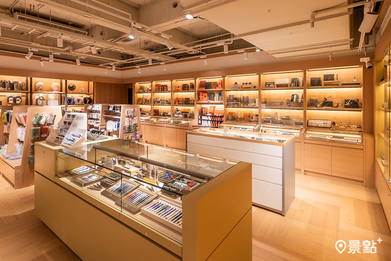 文具館精選歐美日數十家經典文具品牌，12月起將推出店中店工作坊，透過文具職人實演展示，邀請讀者感受書寫。