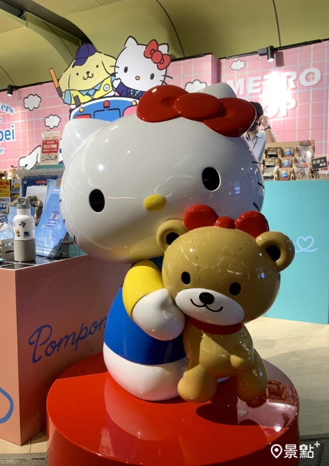 南京復興站B1台北捷運主題商店放置了Hello Kitty公仔，可供粉絲拍照打卡。