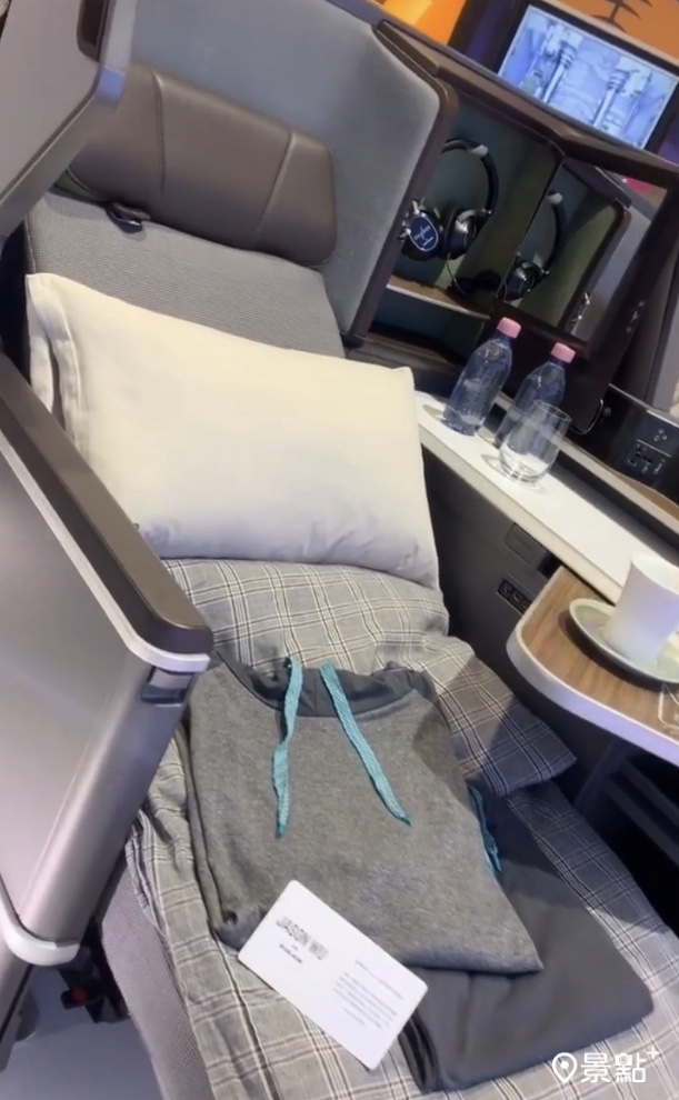 長榮航空把商務艙座椅搬至旅展現場展示。