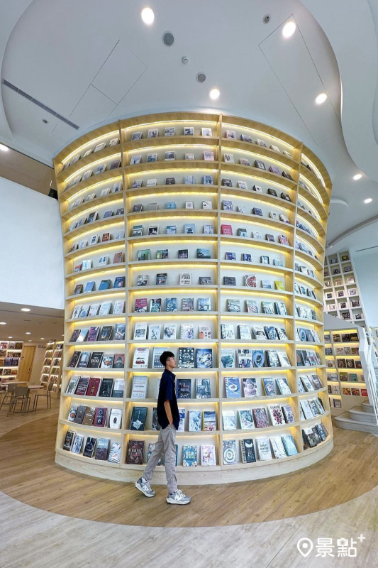益品書屋內有各式書牆，書本整齊排列在上方的景象非常壯觀。（圖／qiuung，以下同）