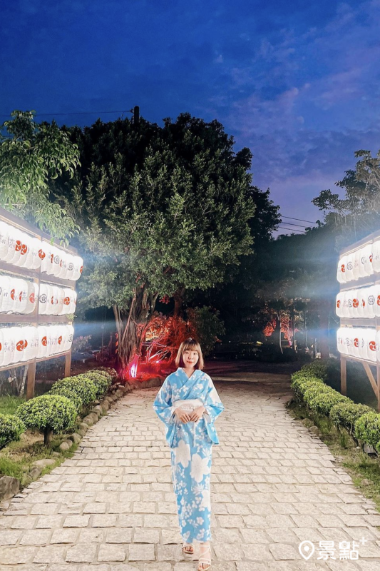 「祈願の千野村」內的燈籠牆適合在夜間取景。（圖／luo_zhen_li）