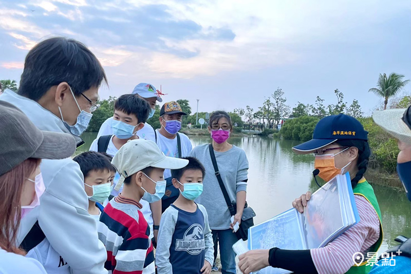 林園紅樹林保育學會導覽老師講解海洋濕地公園生態。