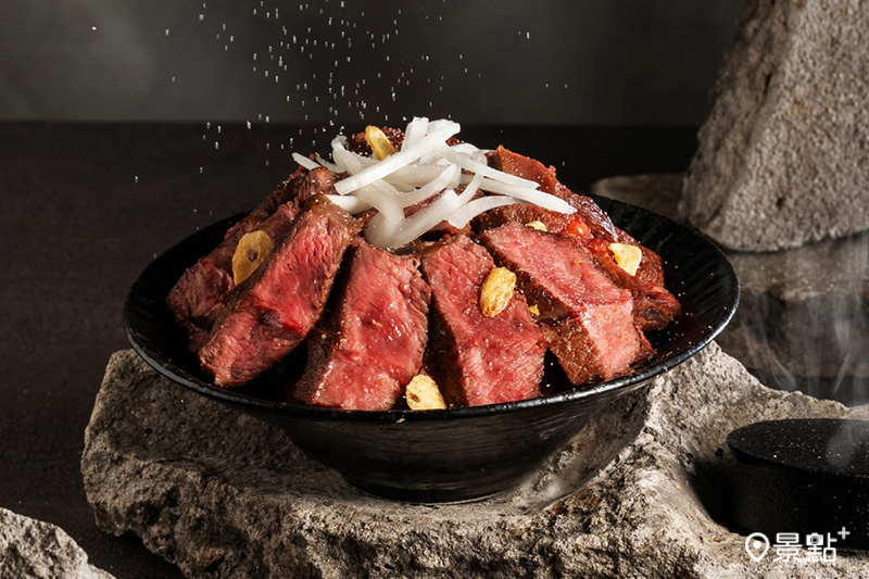 歡慶南投埔里門市開幕，推出全新極上大勢牛排丼，用餐還附加熱石，定價460元。