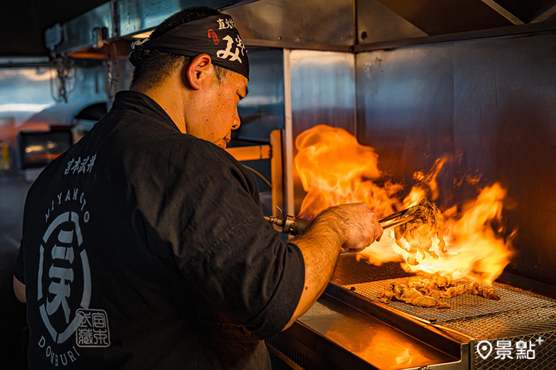 以職人直火料理精神，堅持精煉技法、精選食材，追求火烤美味之極致。