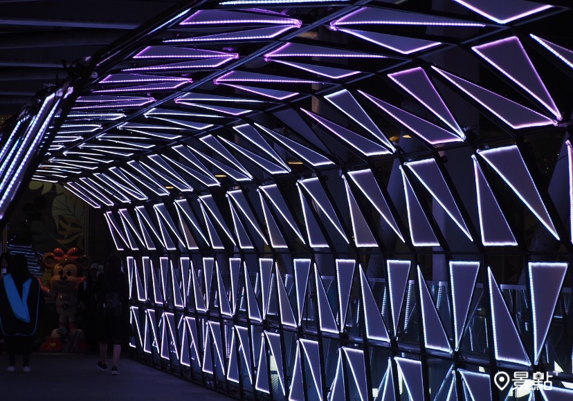 2023年新北歡樂耶誕城最具科技感與夜店風的燈光裝置光廊--銀河光廊。(圖 / 景點+張盈盈，以下同)