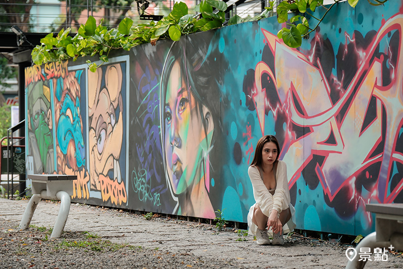 塗鴉牆區也有視覺強烈的畫作，形塑街頭文化強烈的場域風格。