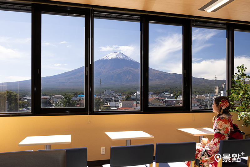 坐在Tourist Base Kawaguchiko窗邊，即可欣賞美麗的富士山壯麗美景！(圖／JTB，以下同)  