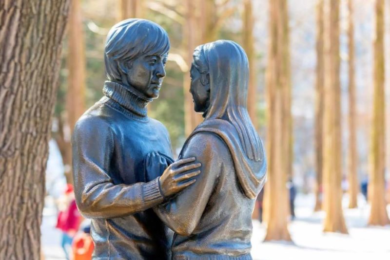 韓劇《冬季戀歌》銅像。（圖／Shutterstock）