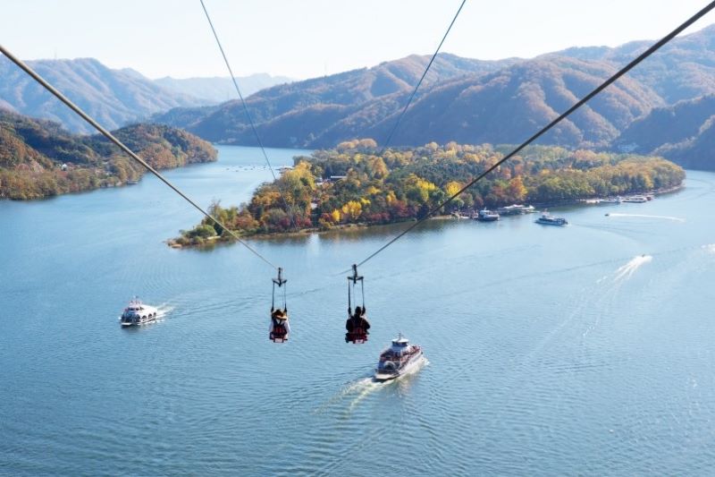 高空滑索從80公尺高的高塔滑行約1公里，途中可賞北漢江景色。