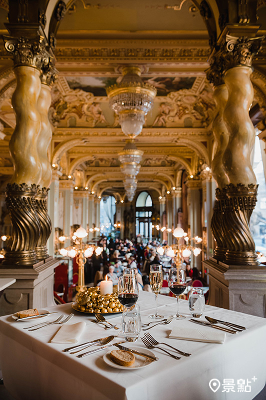 如果想充分感受舊世界的魅力，可以在安納塔拉·新約克宮·布達佩斯酒店一樓的New York Café預訂一張桌子。