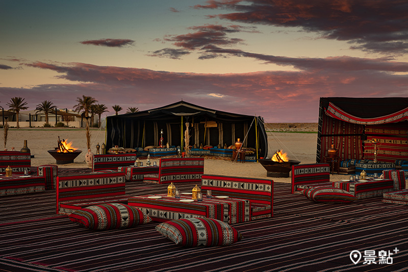 托澤爾撒哈拉安納塔拉度假酒店和別墅讓旅人於沙丘連綿起伏的突尼西亞沙漠，享受柏柏爾之夜特色體驗，品嘗柏柏爾人的道地美食。