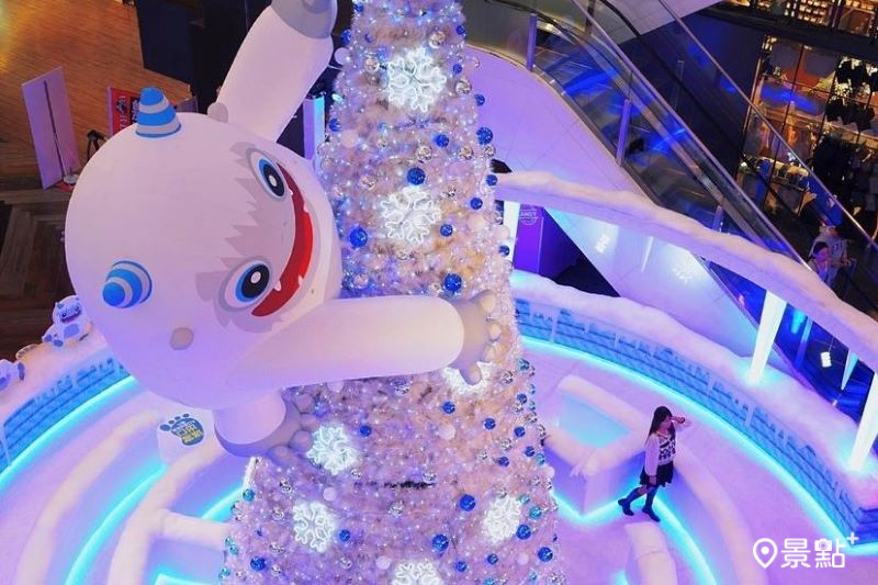 台茂購物中心打造2層樓高「雪怪與迷宮聖誕樹」聖誕節造景。（圖／tsotso_1206）