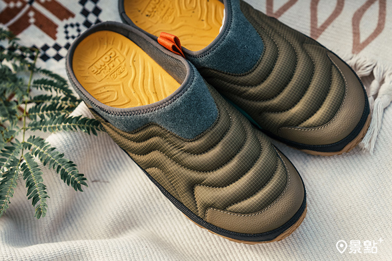 Teva ReEmber Terrain系列鞋款設計來自於等高線的靈感，把大自然的模樣穿上了雙腳，獨家搭載ULTRA COMF鞋墊厚達3公分，給予足部穩定支撐與吸震減壓的舒適度，為一雙專為秋冬設計的戶外輕旅鞋，此外，中性尺碼提供更多樣化的男女尺寸選擇。
