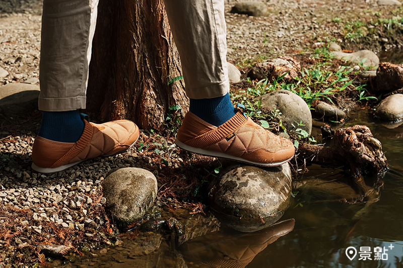 靠近水岸時或濕潤土地時，Teva RESIST防護塗層讓鞋面有效防水花潑濺。