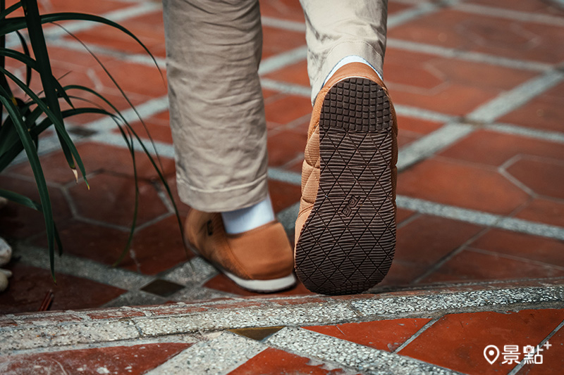 具抓地及耐磨力的橡膠鞋底，搭載軟彈的PU鞋墊，讓行走更舒適順暢。