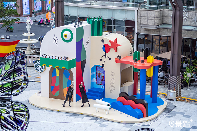 星巴克今年以「奇幻咖啡小屋」為主題，於台北時代百貨2樓夢廣場打造充滿巴賽隆納感的裝置藝術。