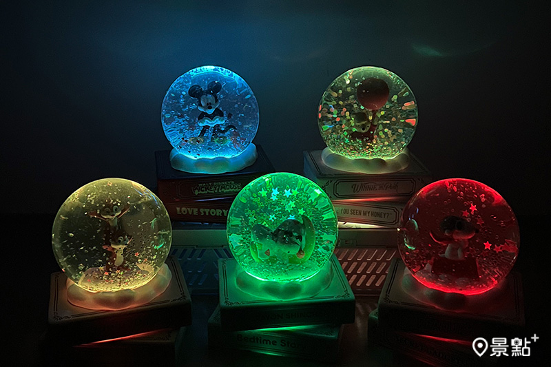 今年蠟筆小新、史努比、米奇、奇奇蒂蒂、小熊維尼等5款夢幻水晶球加入全新設計炫彩燈光效果。
