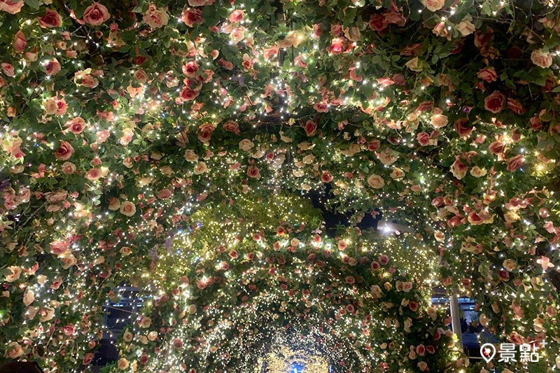 松智路側的玫瑰花燈海隧道。（圖／景點+ 張盈盈）