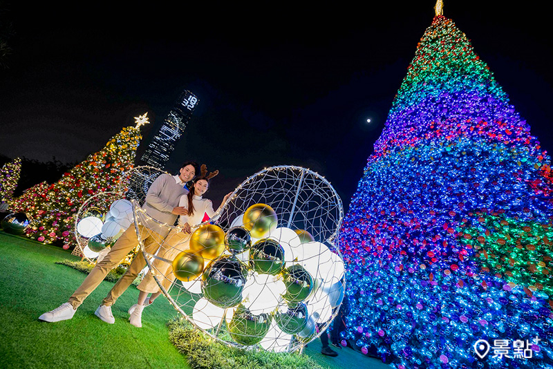 西九文化區聖誕小鎮中央的「巨型聖誕樹」，高逾20公尺、整體高度將近6層樓高，樹上掛滿絢麗燈飾，樹頂綴滿閃耀星星。