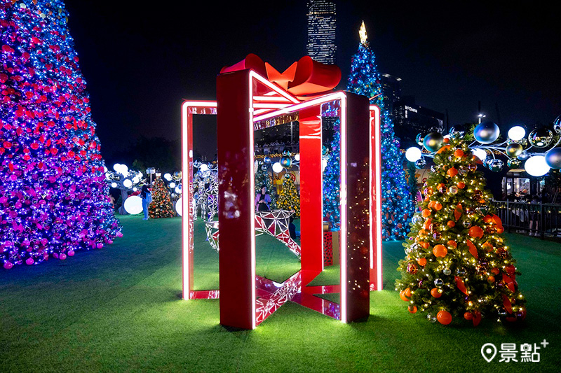 .西九文化區聖誕小鎮內更有多個巨型「LOVE」標誌及不同造型的小型聖誕樹、聖誕馴鹿等聖誕佈置。