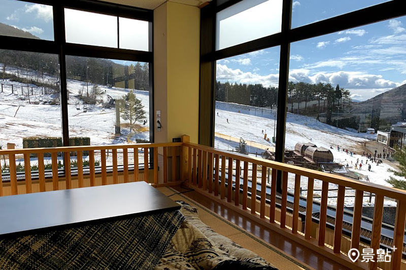 Utopia Saioto滑雪場的私人暖爐桌休息區，可欣賞到整個雪山美景。