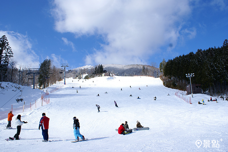 女鹿平溫泉 Megahira滑雪場是一個融合了極致滑雪體驗和舒適泡湯的冬日天堂。