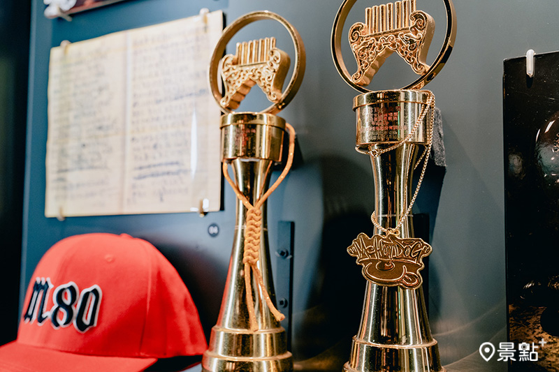 MC HotDog 熱狗以《Wake Up》獲得的第十八屆金曲獎「最佳國語專輯」獎盃。