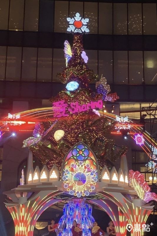 統一時代百貨台北店愛Sharing聖誕樹。（圖／景點+ 張盈盈）