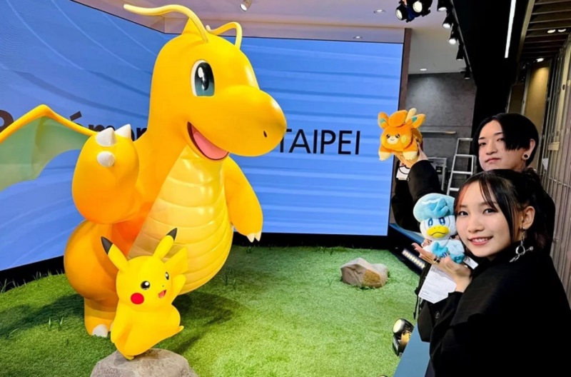 YOASOBI在其社群媒體公布搶先逛寶可夢中心台北的照片。(圖／YOASOBI）