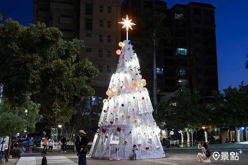 台南市府聯手雲科大團隊打造2大聖誕樹主燈與5大燈區，8米絕美純白耶誕樹主燈必拍！（台南市政府，以下同）
