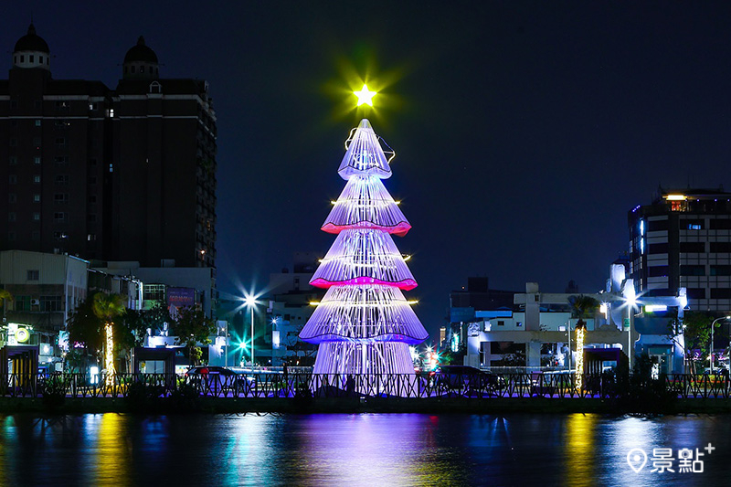 15米高純白聖誕樹於中西區河樂廣場點燈，12月多場市集與晚會輪番登場！（台南市政府，以下同）