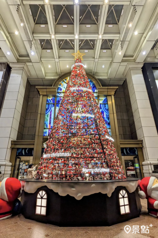 漢神百貨由3000多個聖誕老公公所組成的9米聖誕樹。（圖／siouteng0822，以下同）