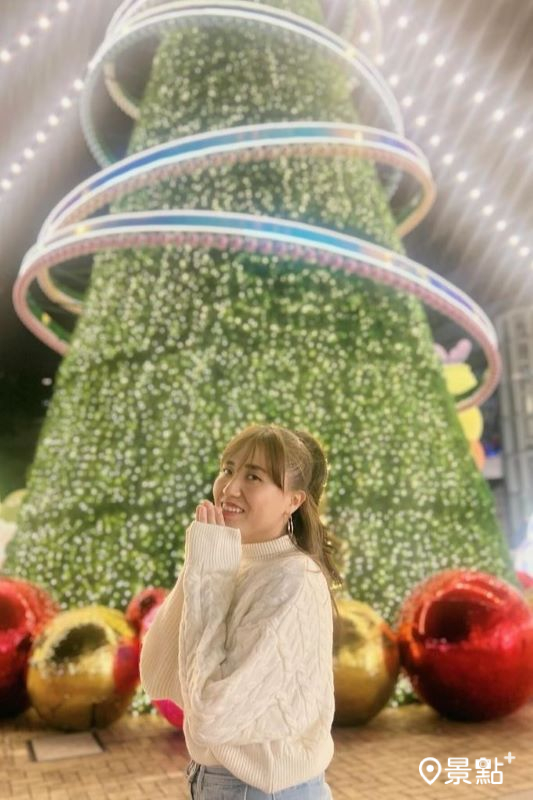 漢神巨蛋購物廣場打造16米怪獸眨眼聖誕樹。（圖／let_____enjoy）