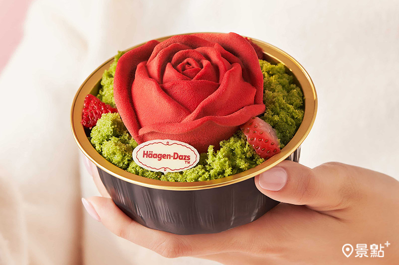 掌心玫瑰以檸檬乳酪巧克力甘納許作為絲滑花瓣，層層包裹酸甜的草莓冰淇淋。