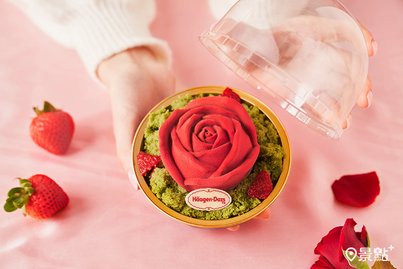 透明花罩的保護與金線勾勒的玫瑰提盒，從內到外，細膩刻畫出至臻呵護與浪漫心意。