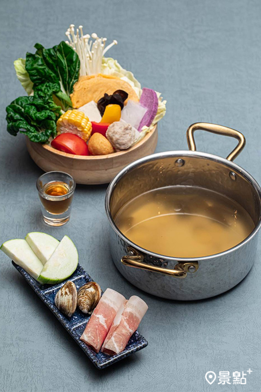 鮮美的雞湯中除了剝皮辣椒，肉大人加入了絲瓜、蛤蜊、究好豬五花肉片提鮮提味做為火鍋湯底。