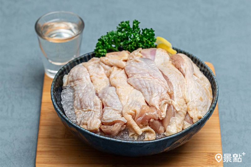 「清酒雞腿肉單點」日本國名清酒大鶴醃製、清香又清爽，單點NT$195。