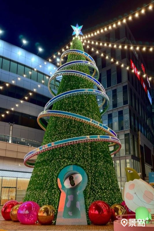 漢神巨蛋購物廣場怪獸來過節聖誕樹。（圖／hannah_miaou）