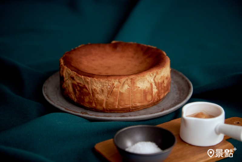 Basque Cheesecake聖誕檔期快閃３日，「焦糖海鹽」每顆6吋1,480元，與法式經典「栗子蒙布朗」每顆6吋1,680元。（圖／MUME Hospitality Group，以下同)