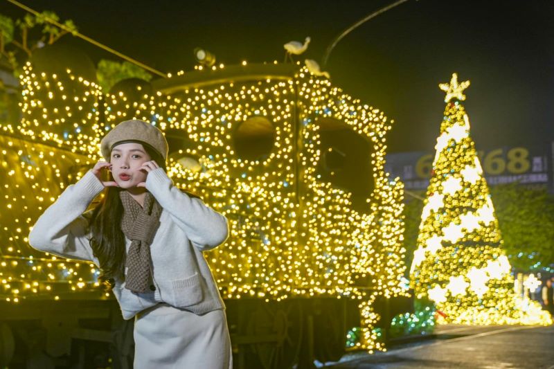 淡水老街廣場「2023愛在淡水 聖誕點燈暨光雕秀」已於12月9日展開。（圖／淡水區公所）