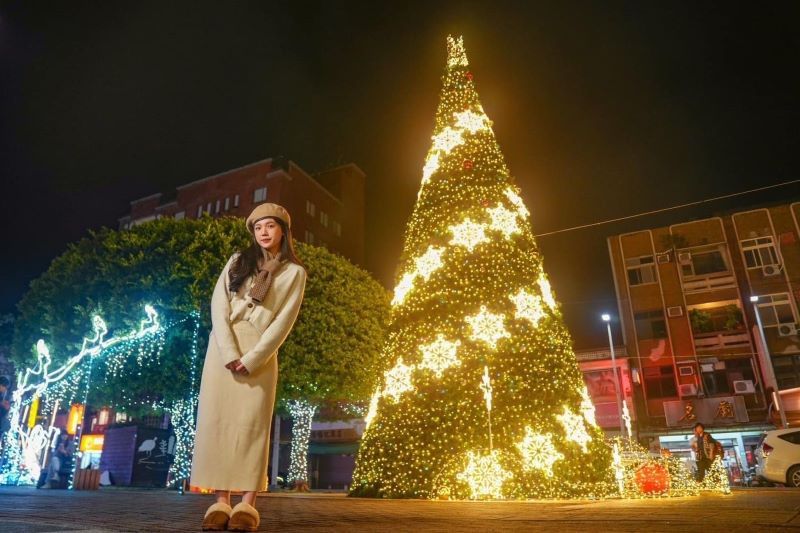 2023愛在淡水聖誕點燈暨光雕秀10公尺「雪姬聖誕樹」。（圖／淡水區公所，以下同）